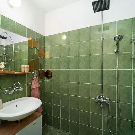 Center 1-bedroom Flat Next To Mall Of Apartment *